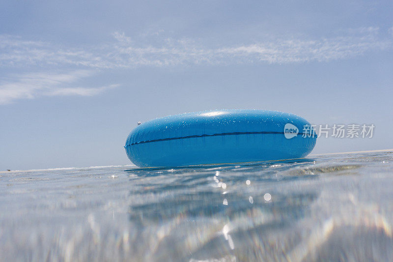 蓝色的橡皮圈漂浮在Pedn Vounder海滩上